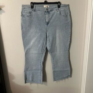 CHARLIE B Light Wash Cropped Jeans